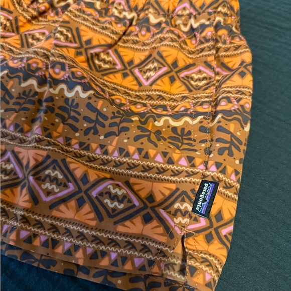 Patagonia Women's Barely Baggies shorts in the Mangrove Tiki pattern - Picture 4 of 10